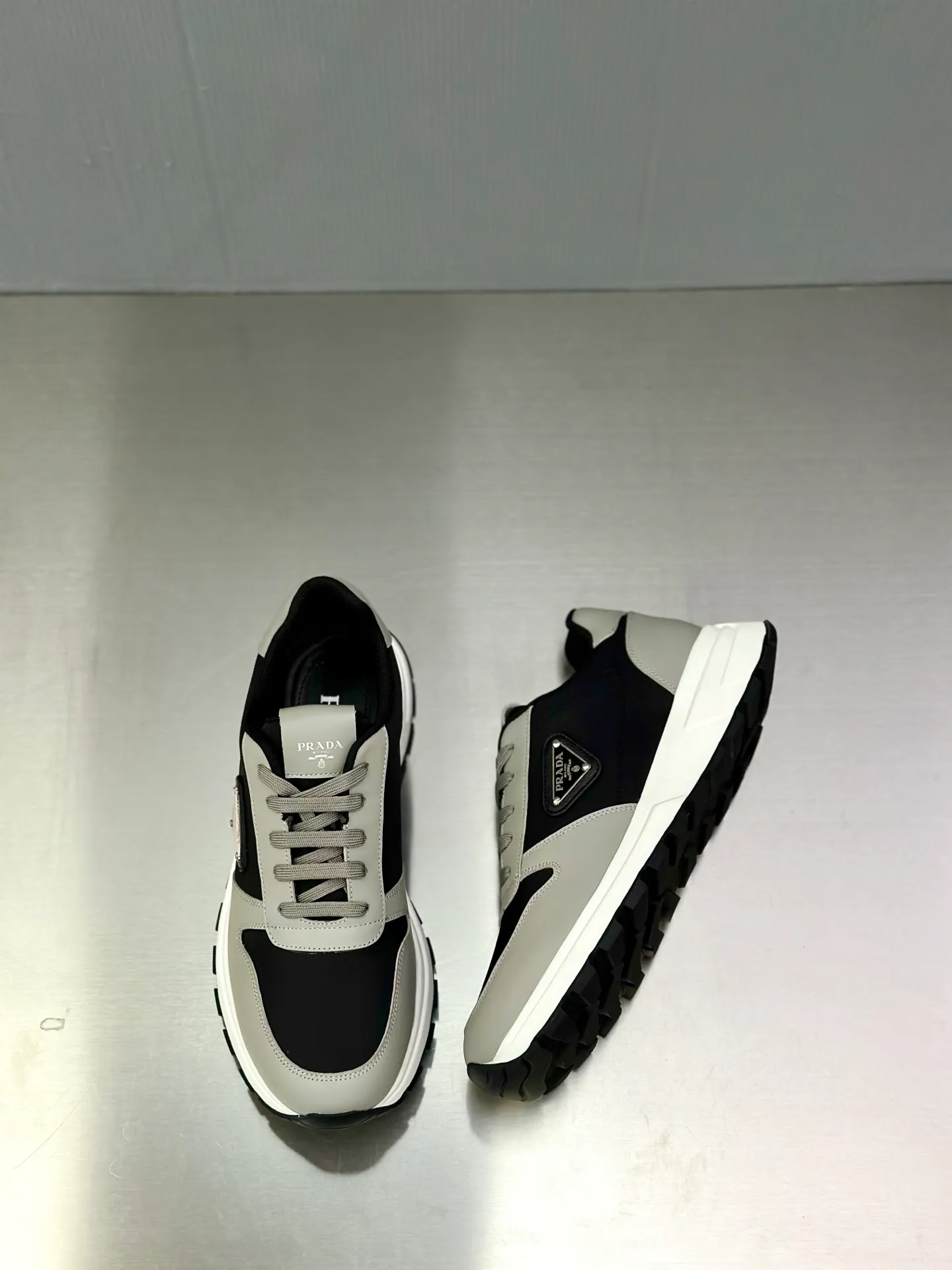 💰740 Prada/Prada men's new mesh stitching sneakers. This sneaker presents a modern version, reinterpreting the brand's archive style with clean lines and smooth details. The shoes are made of calf leather and technical fabric, with a triangular metal logo on the outside, bright TPU decoration on the heel, and a longer and padded inner heel design for a more comfortable fit. The tongue is decorated with a silk-screen logo, and is paired with a hollow rubber sole on the heel. The full cowhide lining comes standard with logo cowhide foot pads, making the upper foot taller, more comfortable, and versatile! Comes with full original packaging! Size: 39-40-41-42-43-44 standard leather shoe size (45 can be customized and does not support returns)
